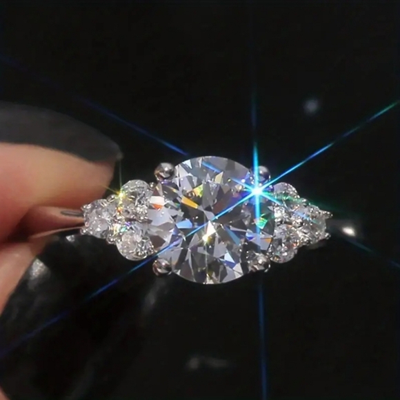 Stunning Engagement Ring - Picture 5 of 5